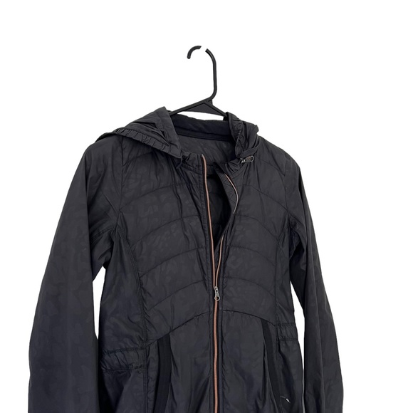 RARE:Lululemon Spring Fling Puffy Windbreaker Animal Swirl Embossed Black Size 4 - Picture 10 of 14
